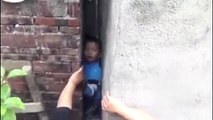 Bombeiros resgatam criança presa entre duas paredes