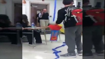 Alunos surpreendem professor em dia de aniversário