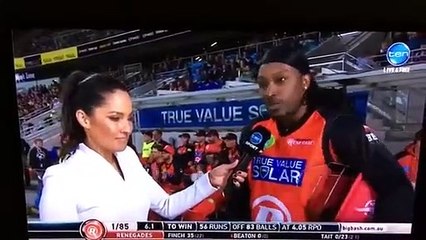 Jogador convida repórter para sair em direto