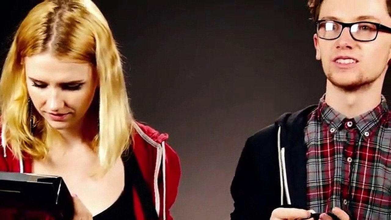 Casais 'avaliam' brinquedos sexuais pela primeira vez