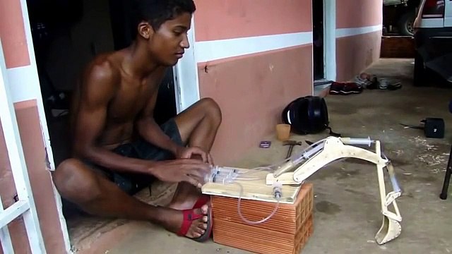 Uma escavadora feita com seringas