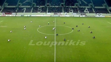 Jogadores prestam homenagem no AEL Larissa Acharnaikos