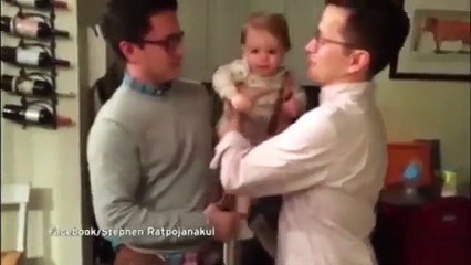 Bebé totalmente confuso ao conhecer tio...que mais parece o pai