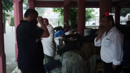 Yağmur cadde ve sokakları göle döndürdü... Araçlar suya gömüldü