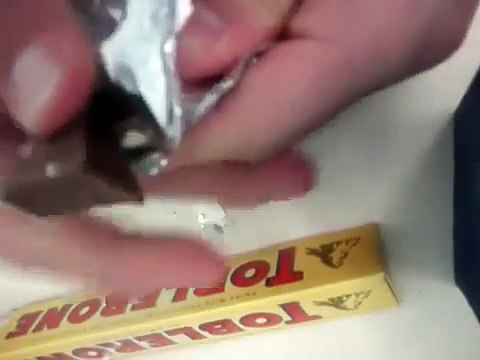 Andamos a comer Toblerone da maneira errada