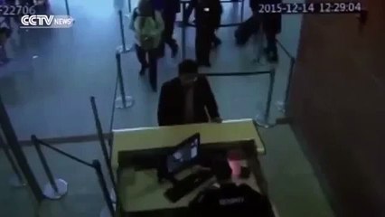 Tentou escapar de seguranças de aeroporto para chegar até à namorada