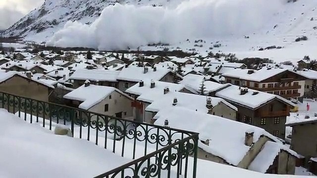 Avalanche em vila dos Alpes franceses