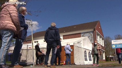 Германия: "прививку физраствором" могли получить тысячи людей