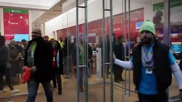 Empregados da Microsoft cantam músicas de Natal na loja da Apple