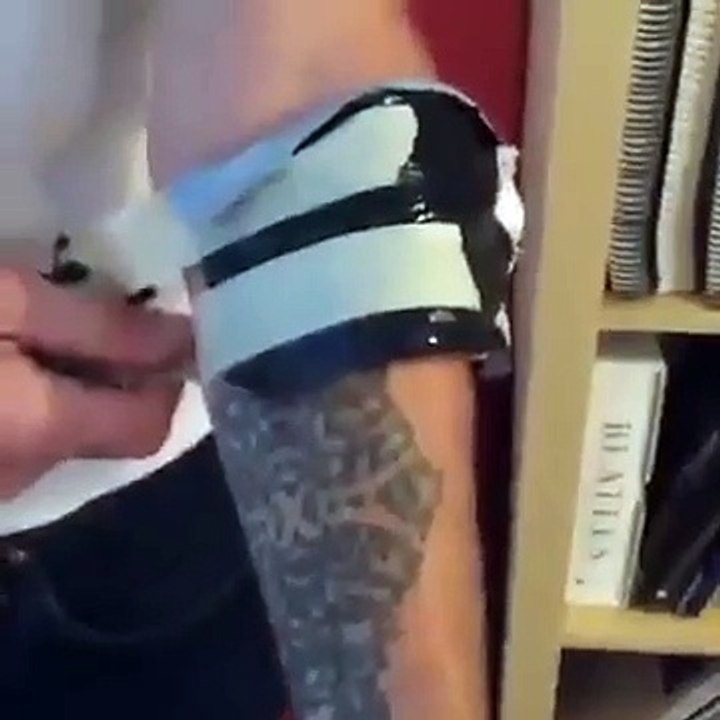 Flea homenageia David Bowie com tatuagem