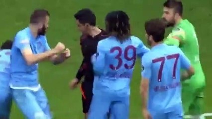 E o cartão vermelho mais original do ano vai para... Salih Dursun