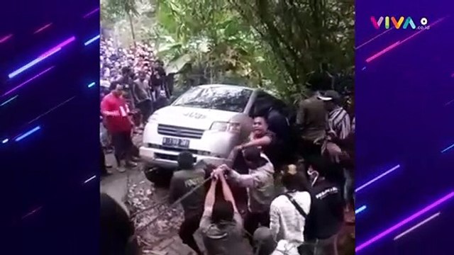 Ambulans Jenazah COVID-19 Terbalik Masuk Jurang di Garut