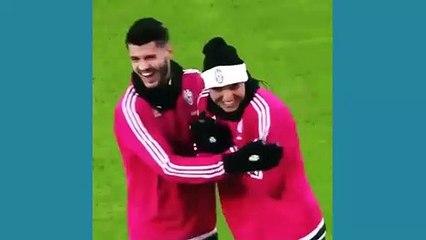 Morata treina com colega e com… uma pastilha