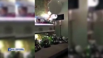 Momento emocionante em funeral de criança