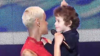 Mariza atua com o filho ao colo