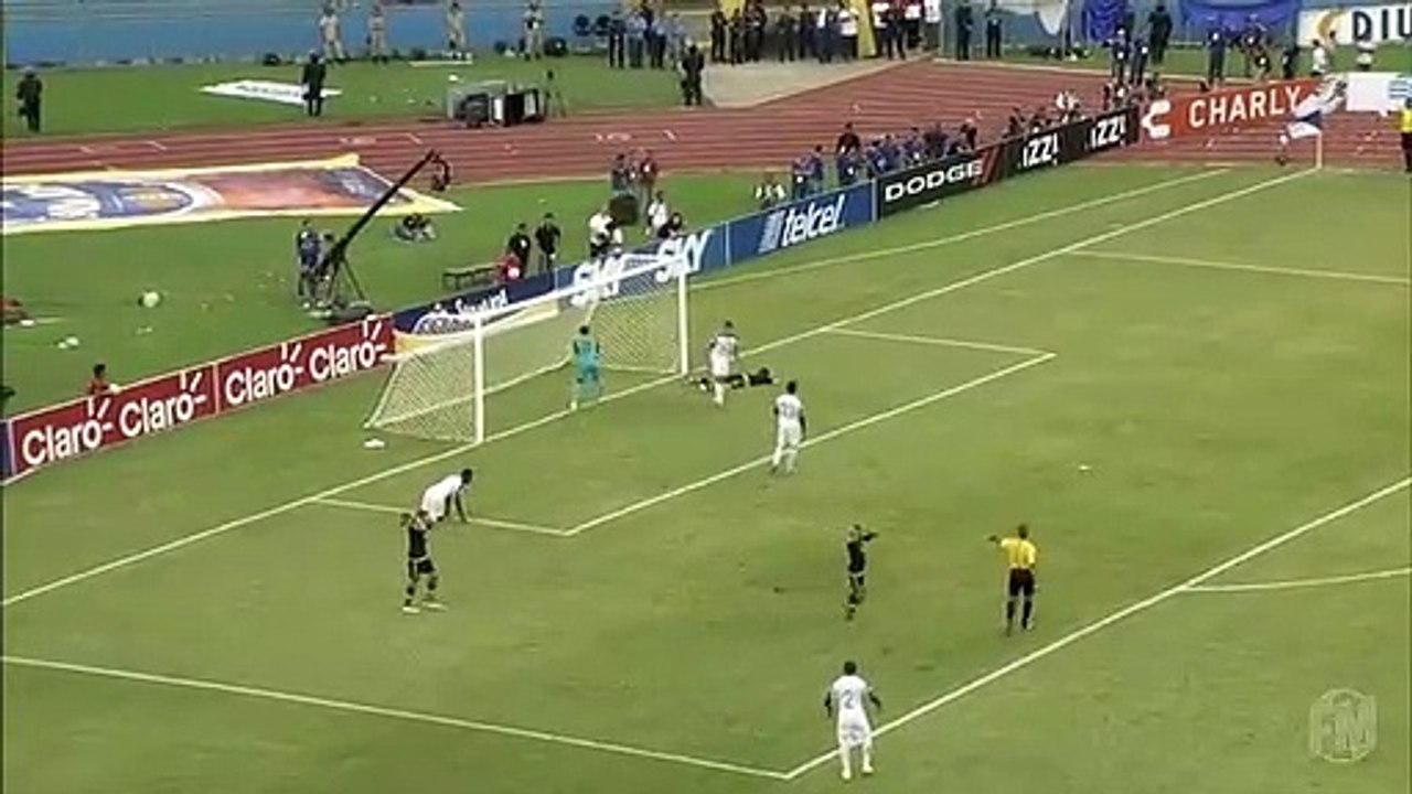Raul Jiménez falha golo de forma incrível pelo México