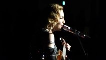 Madonna emociona-se em homenagem às vítimas dos ataques