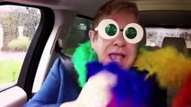 É assim que Elton John se diverte a cantar as suas músicas num karaoke