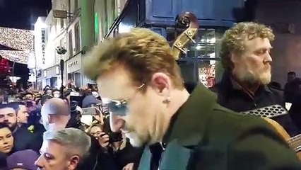 Bono Vox e amigos atuaram nas ruas de Dublin por uma boa causa