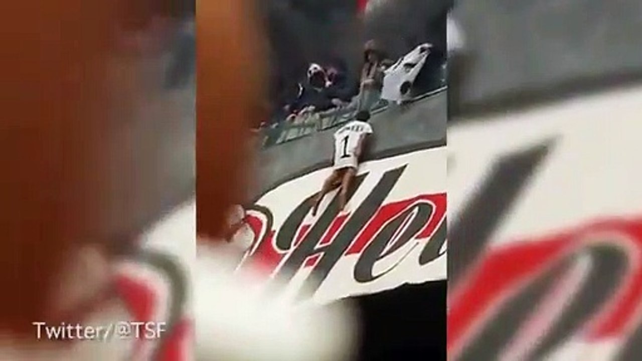 Adeptos do Ajax 'enforcam' o seu guarda-redes