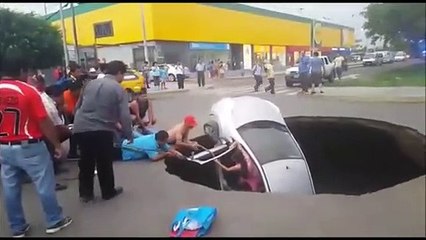 Família resgatada após colapso da estrada