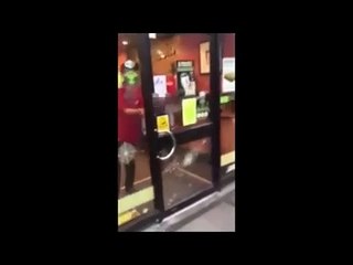 Funcionário impede menino de 10 anos de sair de restaurante