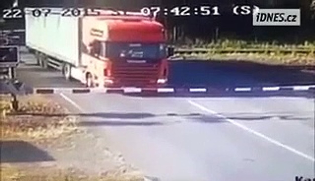 Camião abalroado por comboio