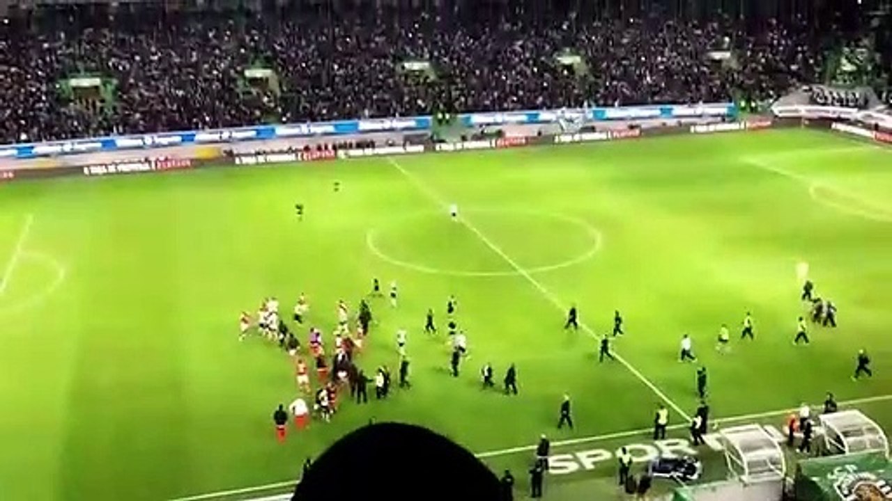 Adeptos do Sporting cantam bailando
