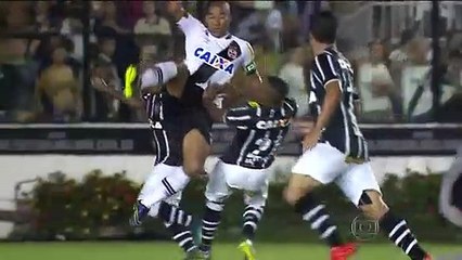 'Alvo' de Benfica e Sporting sofre entrada brutal