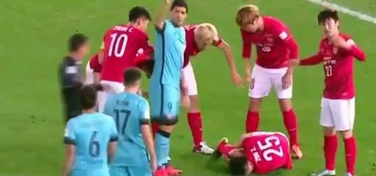 Zou Zheng parte a perna durante o Barcelona-Guangzhou