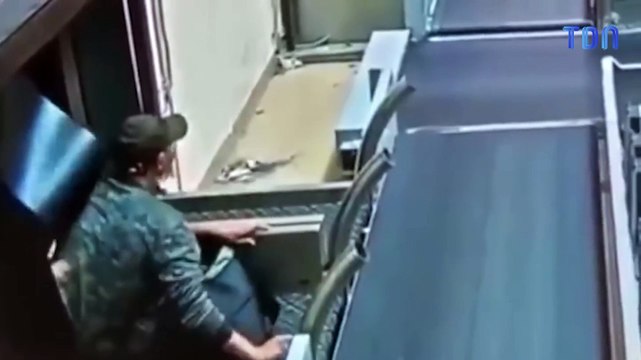 Un homme glisse et est embarqué sur les tapis des bagages à l'aéroport