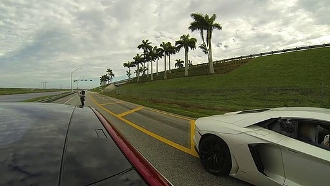 Tesla corre contra um Lamborghini. Quem ganha?