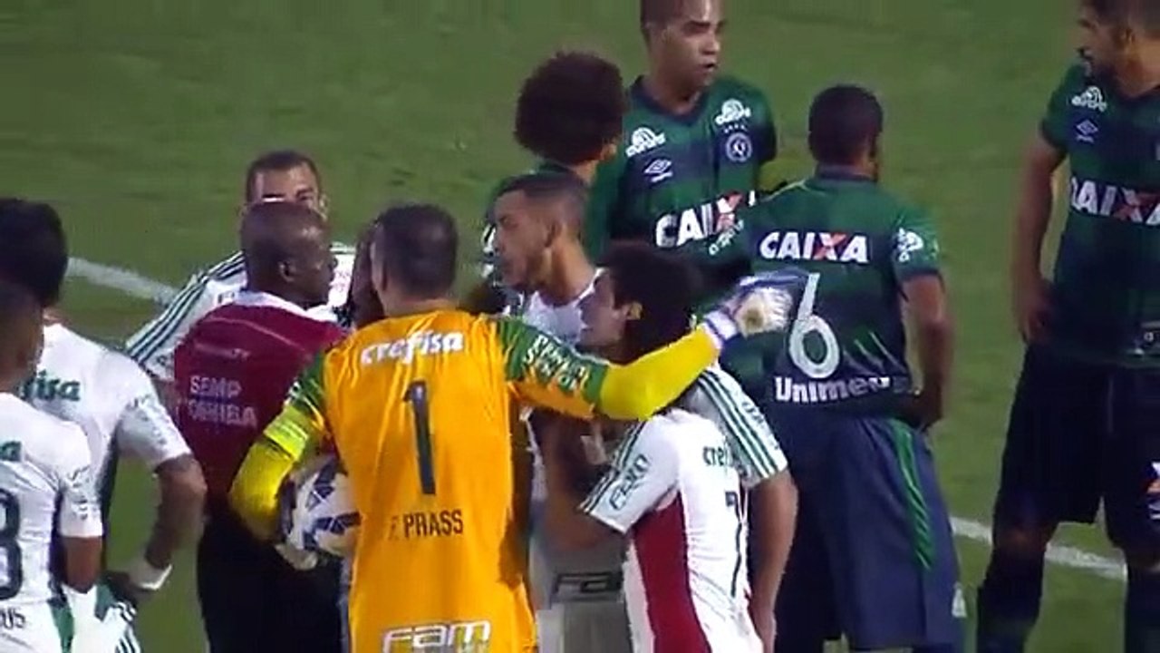 Foi expulso, foi para o balneário e... regressou pouco depois