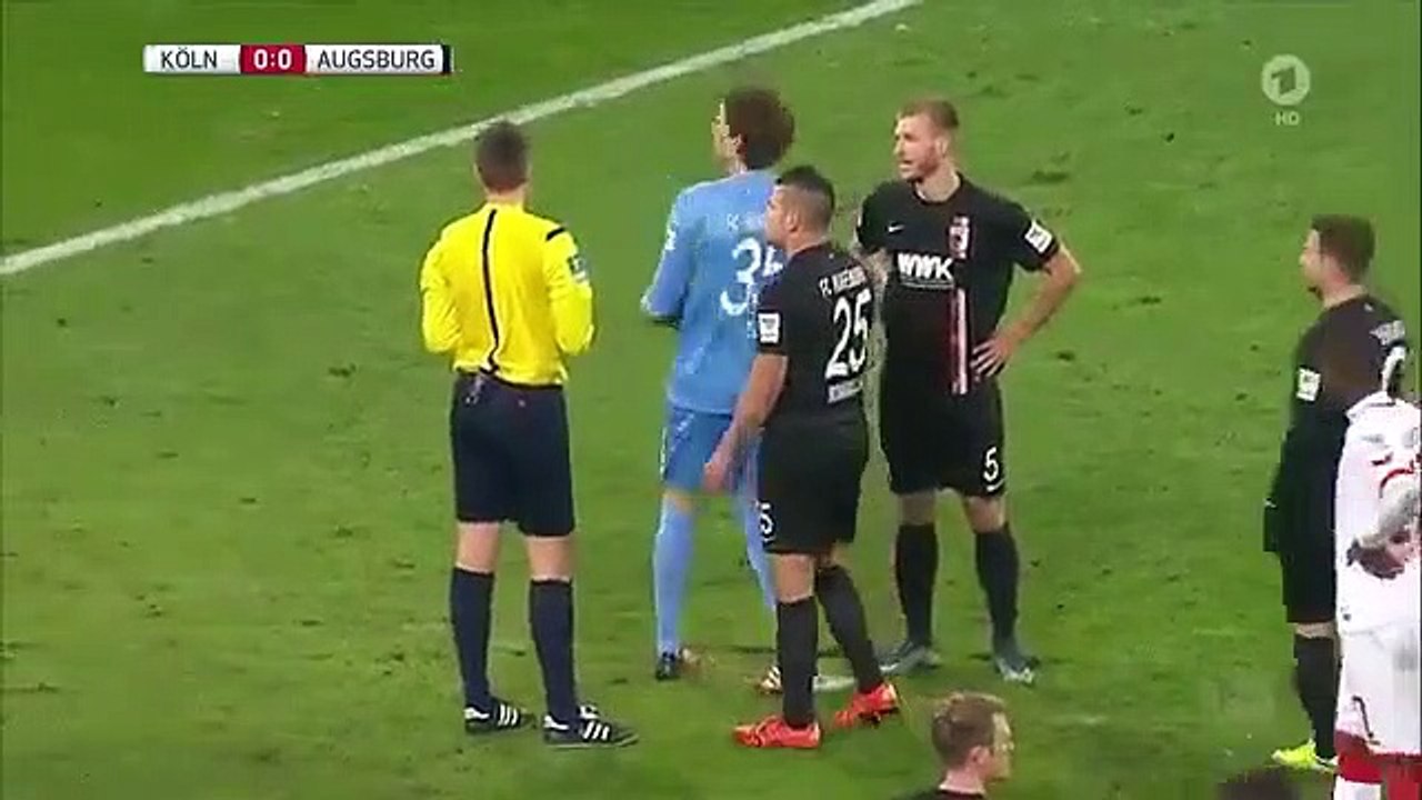 Guarda-redes ‘cavou’ buraco, o avançado ‘enterrou-se’ e falhou penálti