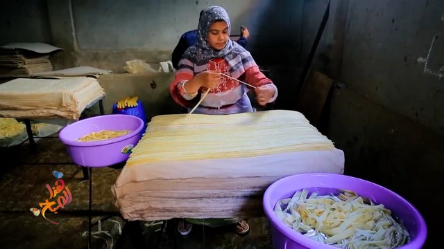 صناعة ورق البردي.. حرفة من زمن الفراعنة تحافظ عليها قرية مصرية