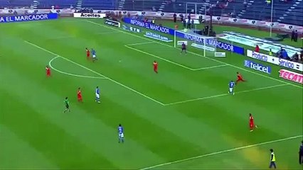 Recebeu, rodou e fez um chapéu... quase do meio-campo