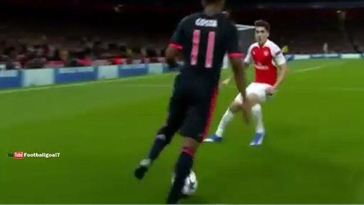 Douglas Costa fez 'maldade' imperdoável a Bellerin