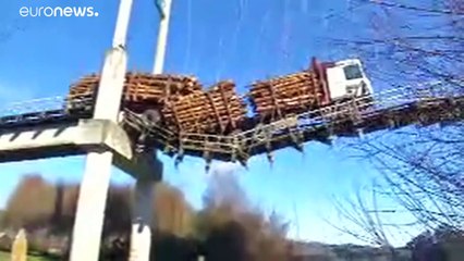 Un camión queda suspendido sobre el abismo en Chile y su conductor sale ileso