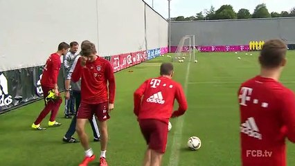 Lewandowski até marca fora do campo