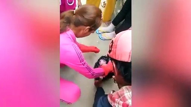 Recém-nascido encontrado dentro de um saco do lixo à beira da estrada