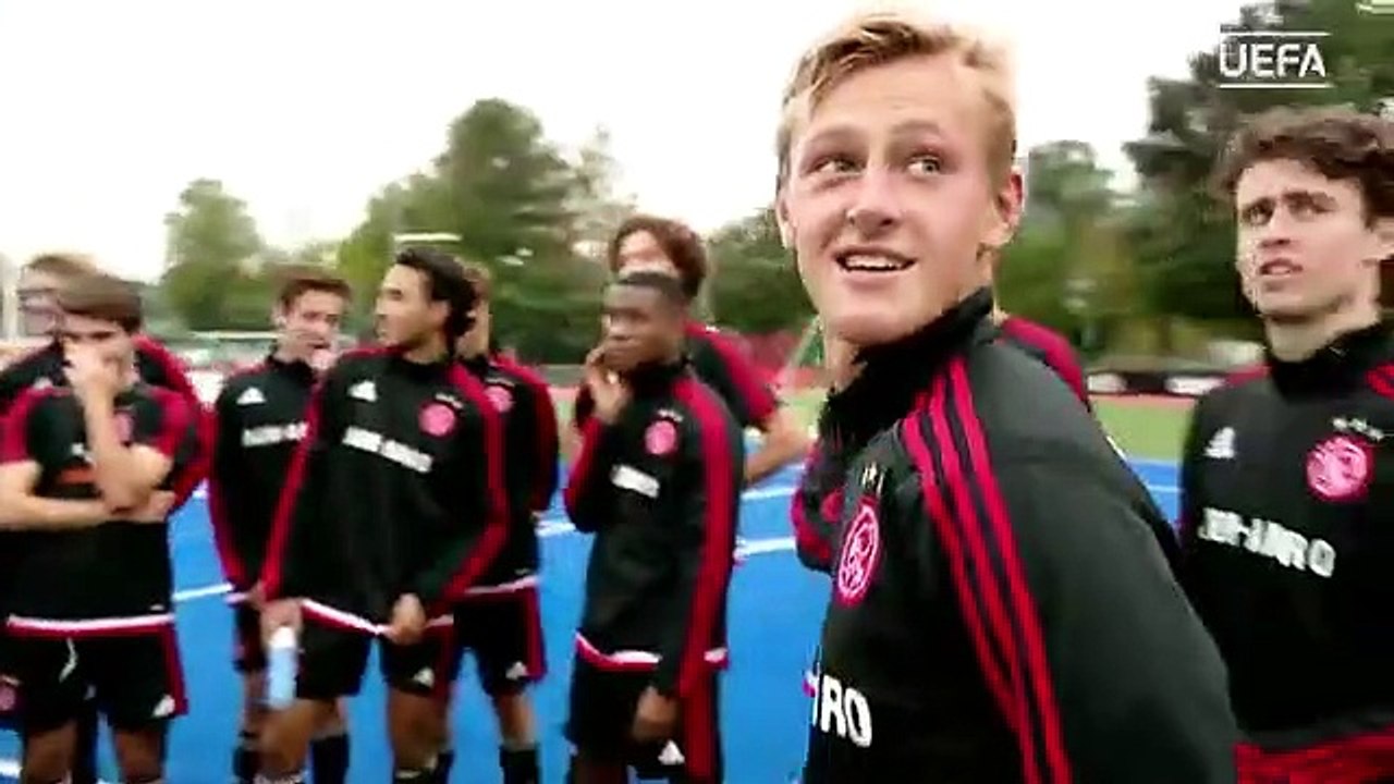 Jovens do Ajax na brincadeira