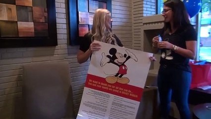 Empregada de café recebe presente de estudantes