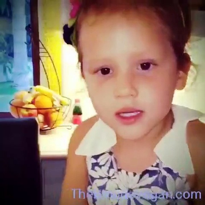 Jessica Alba contou com a ajuda da filha na cozinha