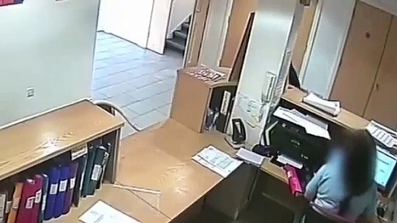 Ladrão rouba portátil a pai durante cerimónia de enterro do filho