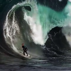 Onda gigante 'engole' surfista