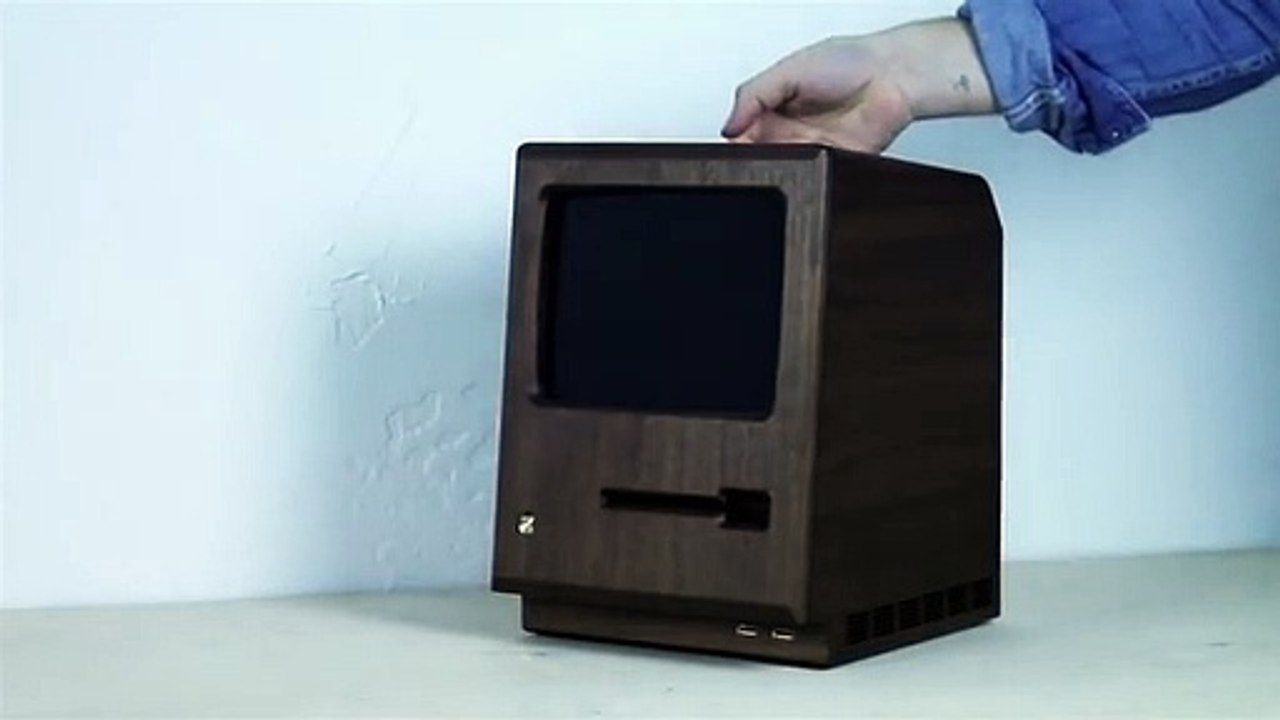 Macintosh original recriado em madeira e ouro