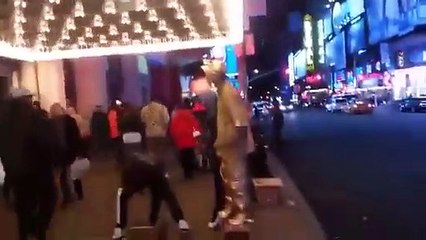 Artista de rua ia sendo assaltado mas reagiu prontamente