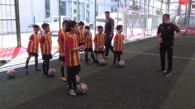 Küçük futbolcular, kumbaralarındaki paraları yanan ormanların ağaçlandırılması için bağışladı