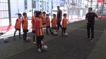 Küçük futbolcular, kumbaralarındaki paraları yanan ormanların ağaçlandırılması için bağışladı