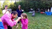 Pai ajuda filha a tirar dente com um drone